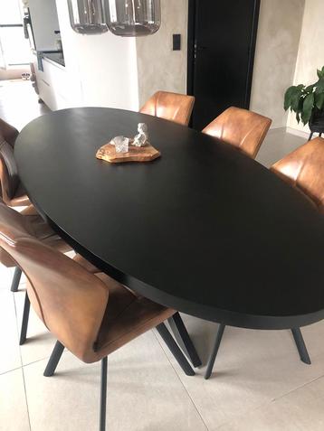 Houten ovale tafel met stalen kruispoot beschikbaar voor biedingen