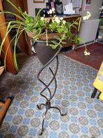 VASE (EN VERRE) SUR PIED EN FER FORGÉ, Ophalen