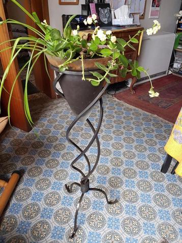 VASE (EN VERRE) SUR PIED EN FER FORGÉ, Enlèvement