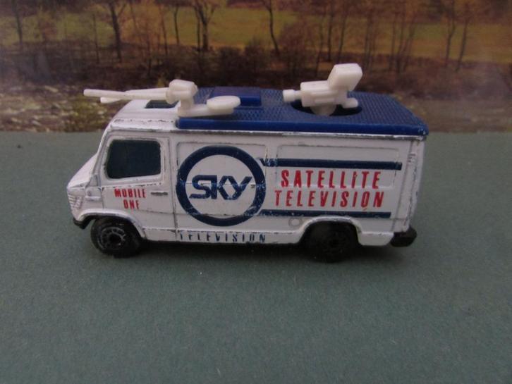 MATCHBOX, MERCEDES TV NEWS TRUCK, Hobby en Vrije tijd, Modelauto's | 1:50, Gebruikt, Bus of Vrachtwagen, Matchbox, Ophalen of Verzenden