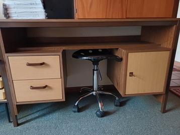 Bureau  L 1.20 x Br 48 x H 75 . In goede staat. beschikbaar voor biedingen