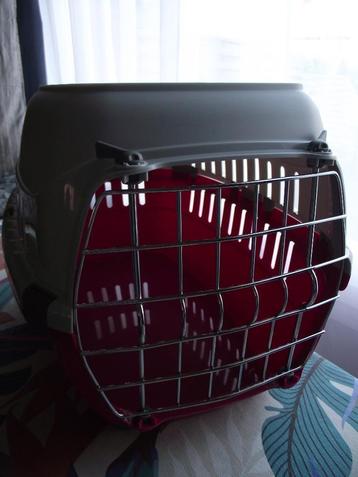 Cage porte chat rose , comme neuve employée un seul fois