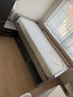 Gratis bed met matras en nachtkastje, Huis en Inrichting, Slaapkamer | Bedden, Ophalen, Zo goed als nieuw