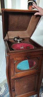Antieke grammofoon met kastruimte, Enlèvement