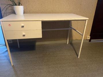 Vintage bureau beschikbaar voor biedingen