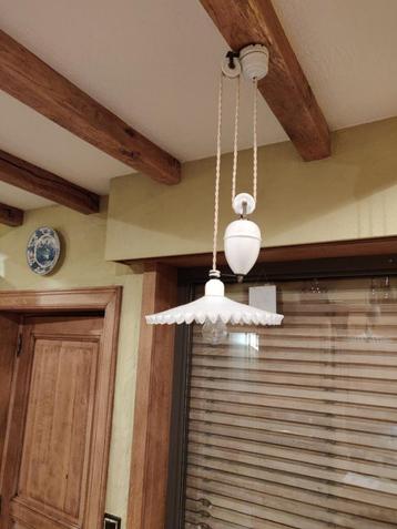 ANCIENNE LAMPE SUSPENDUE EN OPALINE DES ANNÉES 1930 disponible aux enchères