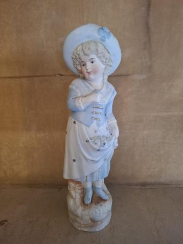 Bisque porseleinen beeldje – kind met hoed (ca. 28 cm)   beschikbaar voor biedingen