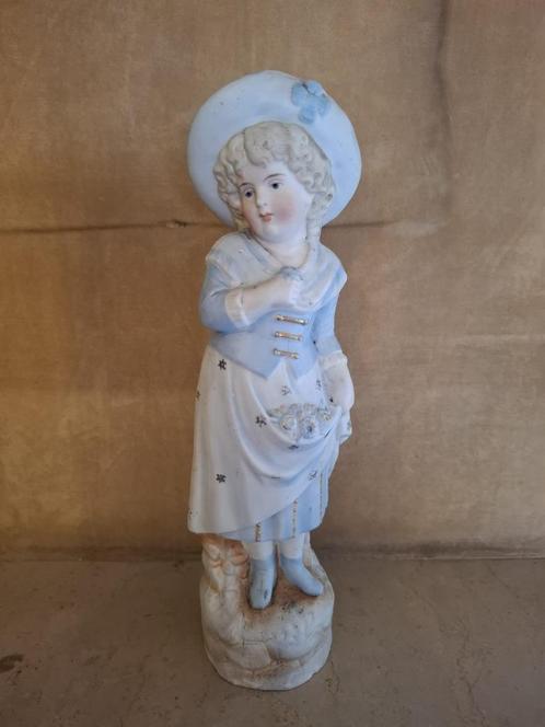 Bisque porseleinen beeldje – kind met hoed (ca. 28 cm), Antiek en Kunst, Antiek | Porselein, Ophalen