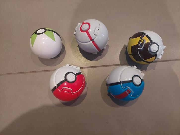 Pokeballs, pikatchu, pokemon figuren, Kinderen en Baby's, Speelgoed | Actiefiguren, Zo goed als nieuw, Ophalen