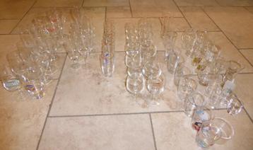 Doos glazen ( ongeveer 65 stuks )  beschikbaar voor biedingen