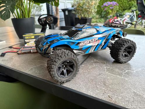 Nette Traxxas rustler 4x4 brushed inc 3x accu en lader, Hobby en Vrije tijd, Modelbouw | Radiografisch | Auto's, Zo goed als nieuw