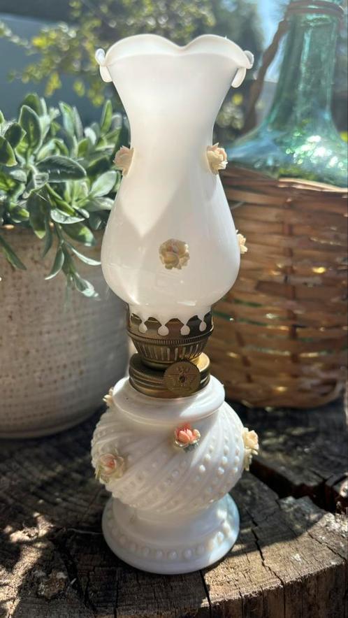 lampe à pétrole florale en opaline, Antiquités & Art, Antiquités | Accessoires de maison