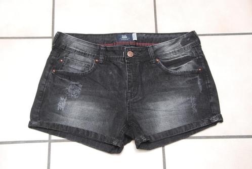 Shorts „Bershka” zwarte vervaagde jeans T40 als NIEUW!, Kleding | Dames, Spijkerbroeken en Jeans, Zo goed als nieuw, W30 - W32 (confectie 38/40)