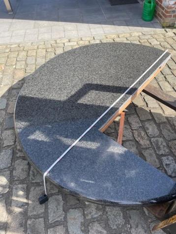 granieten tafel beschikbaar voor biedingen