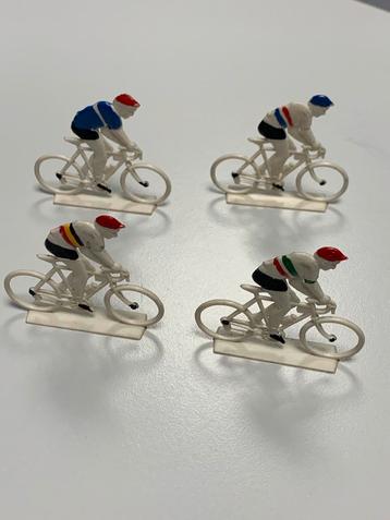 Lot 4 figurines en plastique cyclistes Tour de FranceVintage beschikbaar voor biedingen