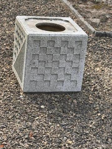 partij stenen (granieten) tuinbanken en tuinbeelden beschikbaar voor biedingen