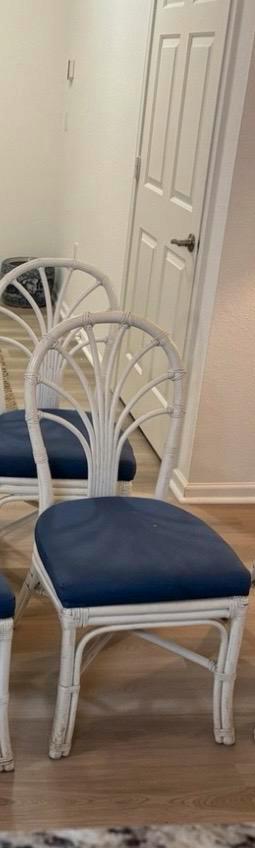Paar witte bamboestoelen met gestoffeerde zitting beschikbaar voor biedingen