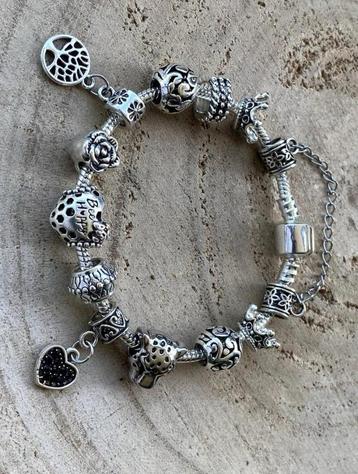 Knappe armband met zwarte accenten, NIEUW beschikbaar voor biedingen