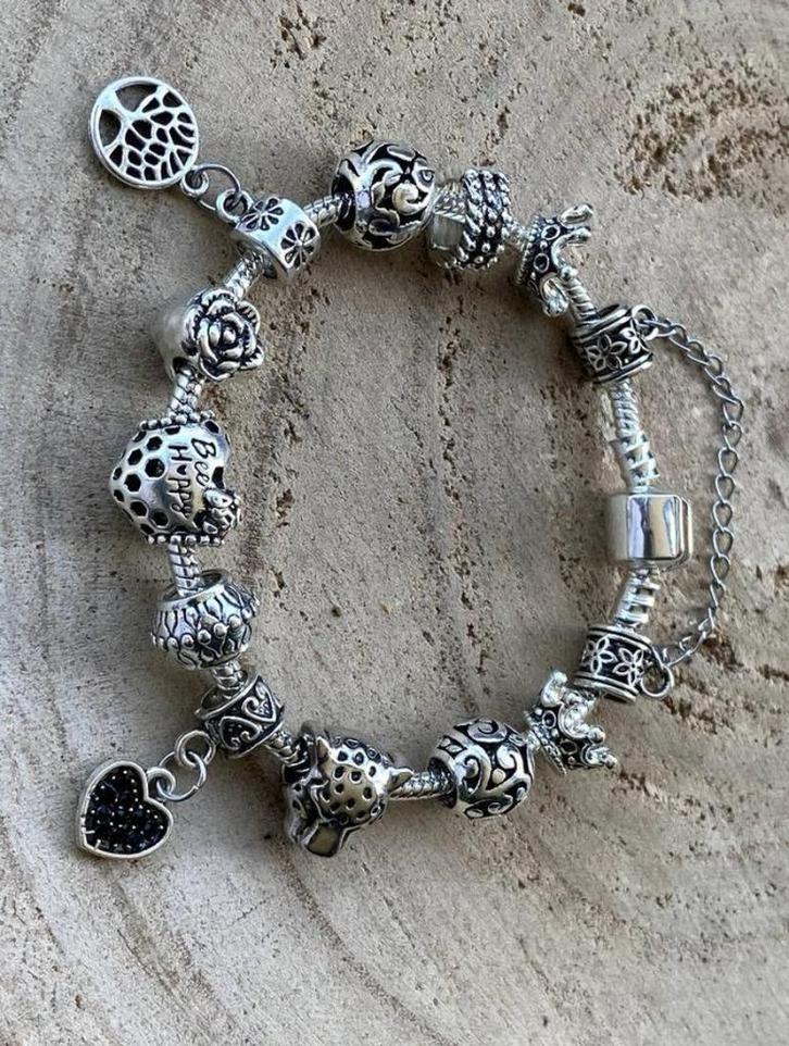 Knappe armband met zwarte accenten, NIEUW, Handtassen en Accessoires, Armbanden, Nieuw, Zilver, Met bedels of kralen, Ophalen of Verzenden