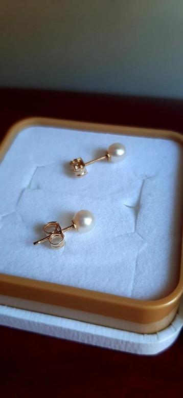 Goudkleurige oorbellen met witte parels, Manège à Bijoux beschikbaar voor biedingen