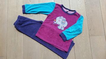 Warme pyjama maat 116  disponible aux enchères