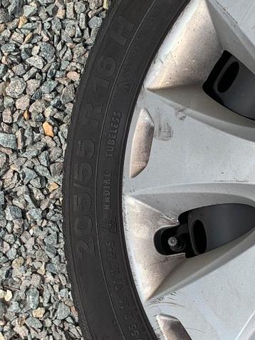 Mooie ford velgen met banden goede staat beschikbaar voor biedingen