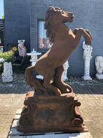 Steigerend paard, groot massief gegoten steen op XXL sokkel, Tuin en Terras, Ophalen of Verzenden, Steen, Dierenbeeld