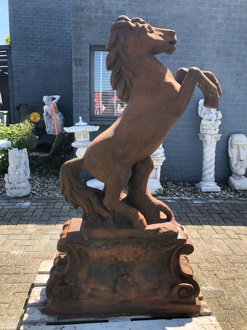 Steigerend paard, groot massief gegoten steen op XXL sokkel, Tuin en Terras, Tuinbeelden, Dierenbeeld, Steen, Ophalen of Verzenden