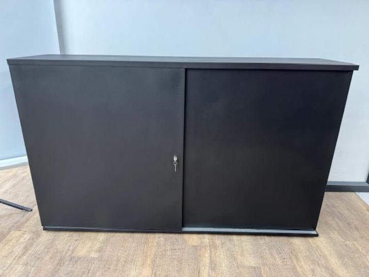 Zwarte B-keus schuifdeurkast van metaal, Huis en Inrichting, Woonaccessoires | Wandplanken en Boekenplanken, Ophalen of Verzenden