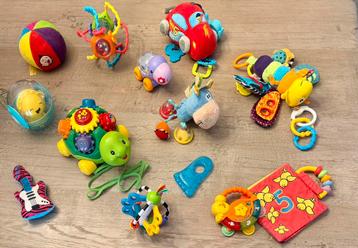13st. vrolijke en kleurrijke speeltjes voor baby’s, beschikbaar voor biedingen