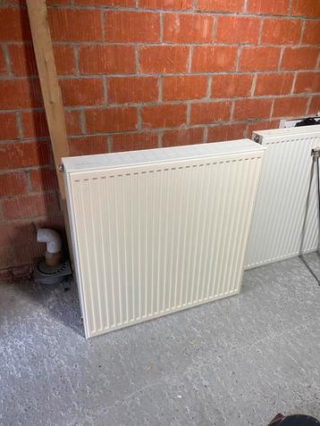 2 witte radiatoren met thermostatische kraan beschikbaar voor biedingen