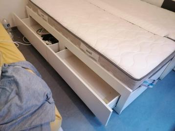 Bed Ikea FLEKKE / super comfortabele matrassen beschikbaar voor biedingen