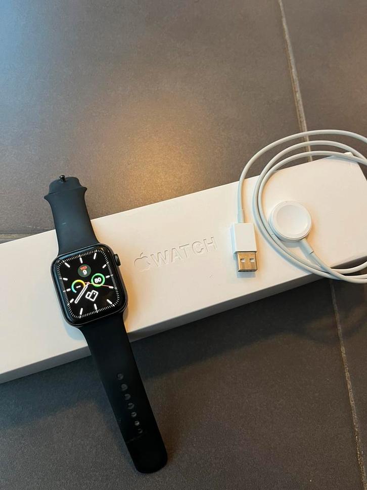 Apple Watch Serie 5 • 44mm • 86% batterij • Alles origineel, Handtassen en Accessoires, Smartwatches, Zo goed als nieuw, iOS, Zwart