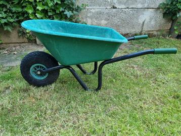 Stevige groene kinderkruiwagen met luchtband beschikbaar voor biedingen