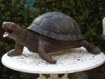 statue d une tortue terrestre en bronze et jet d eau !