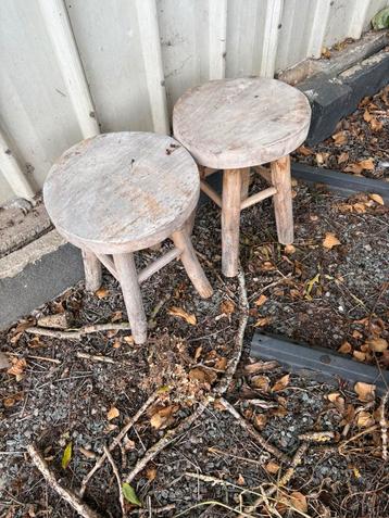 2 houten krukken beschikbaar voor biedingen