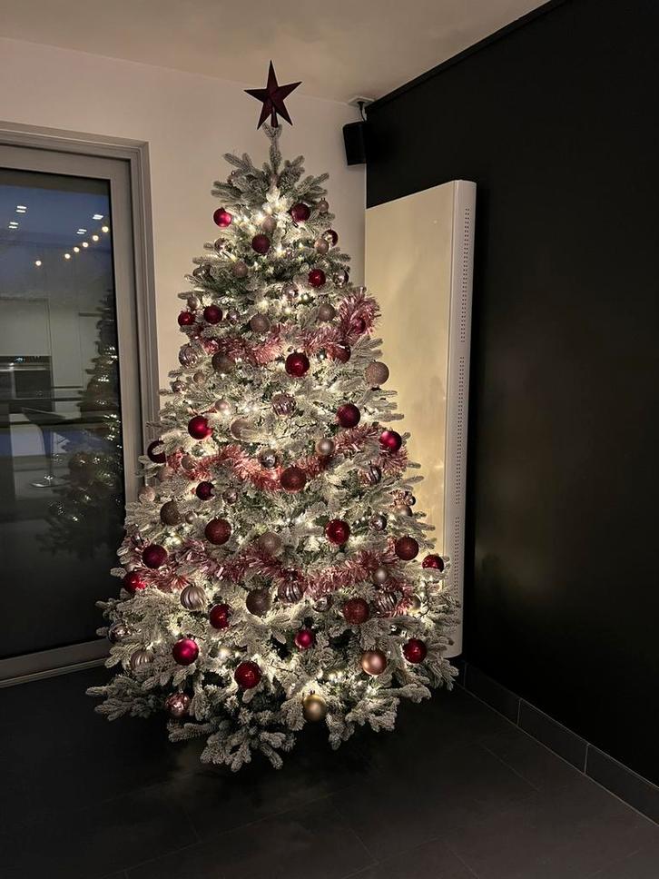 Kerstboom met sneeuw 210 cm (nieuw), Diversen, Kerst, Nieuw, Ophalen