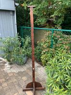 Oude houten staander voor kaarten, Ophalen