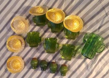 tequila glaasjes in de vorm van cactus met hoedje met decora beschikbaar voor biedingen