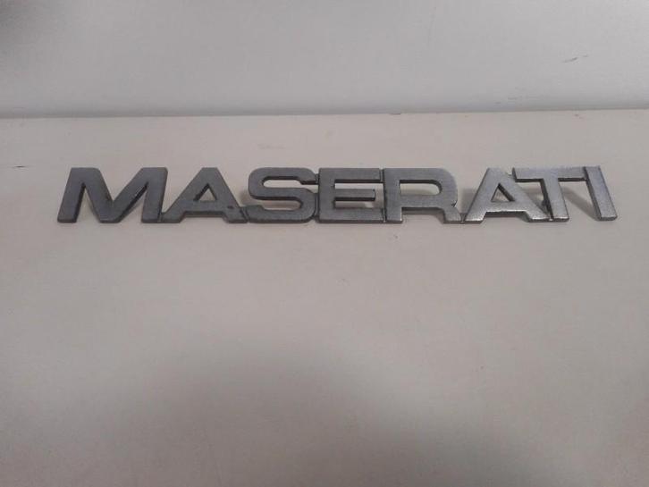EMBLEEM Maserati Biturbo (01-1981/12-1995), Auto-onderdelen, Overige Auto-onderdelen, Maserati, Gebruikt