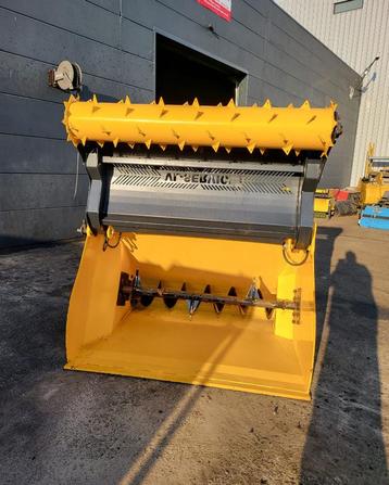 Voederbak met frees beschikbaar voor biedingen