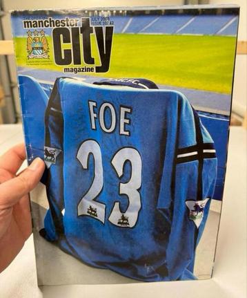 Le magazine club Manchester City 2003, 107 V Foe, hommage