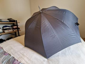 Stevige grote paraplu – diameter 125 cm beschikbaar voor biedingen