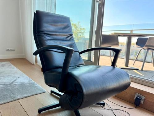 Luxe elektrische relaxzetel in zwart leder, Huis en Inrichting, Fauteuils, Zo goed als nieuw, Leer, Ophalen