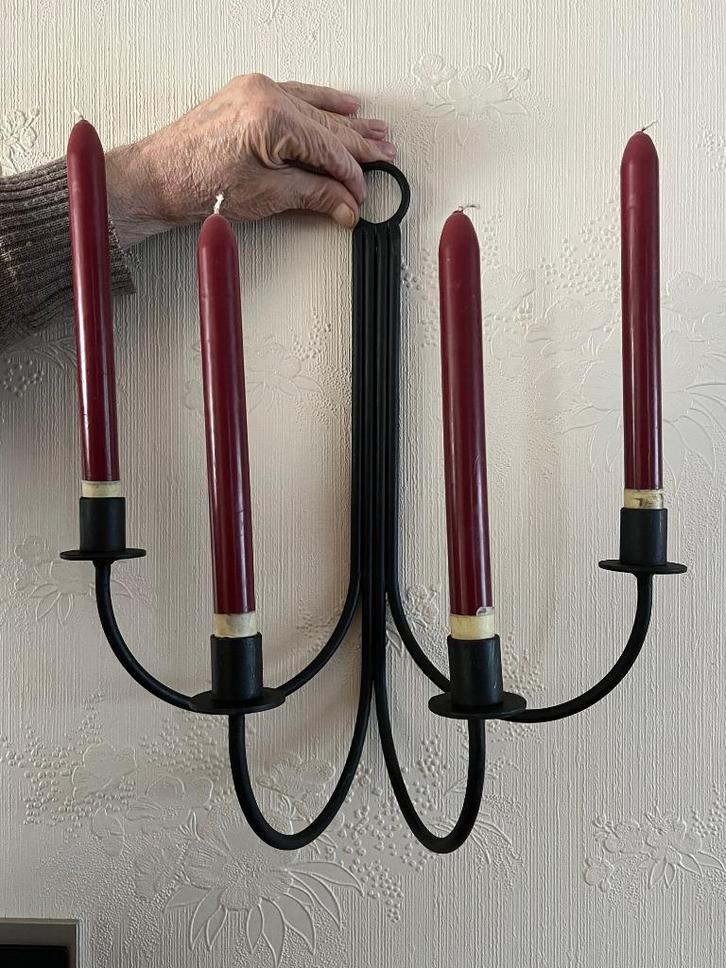 Zwarte 4-armige Wandkandelaar, Huis en Inrichting, Woonaccessoires | Kandelaars en Kaarsen, Nieuw, Kandelaar, 25 tot 50 cm, Metaal