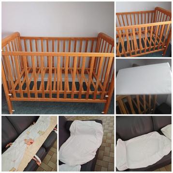 Houten babybed/matras/lakenovertrek/torenbed/schuin vlak... beschikbaar voor biedingen
