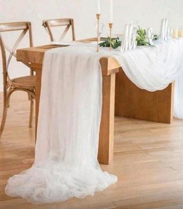 Wit transparante mesh tafelloper beschikbaar voor biedingen