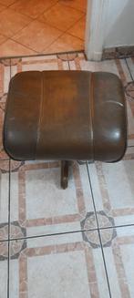 Pouf/petit fauteuil/repose pied en cuir, pieds en bois masif, Cuir, Comme neuf, Rectangulaire, 50 à 75 cm