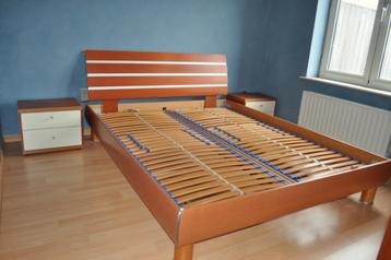 Hülsta bed + nachtkastjes, lattenbodems en commode beschikbaar voor biedingen