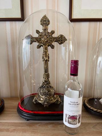 Groot antiek kruisbeeld onder stolp beschikbaar voor biedingen